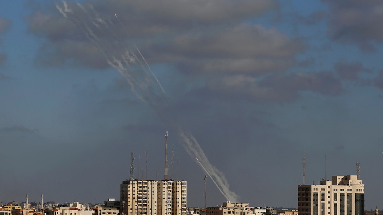 Palästinensische Autonomiegebiete, Gaza-Stadt: Raketen werden aus dem Gazastreifen auf Israel abgefeuert.