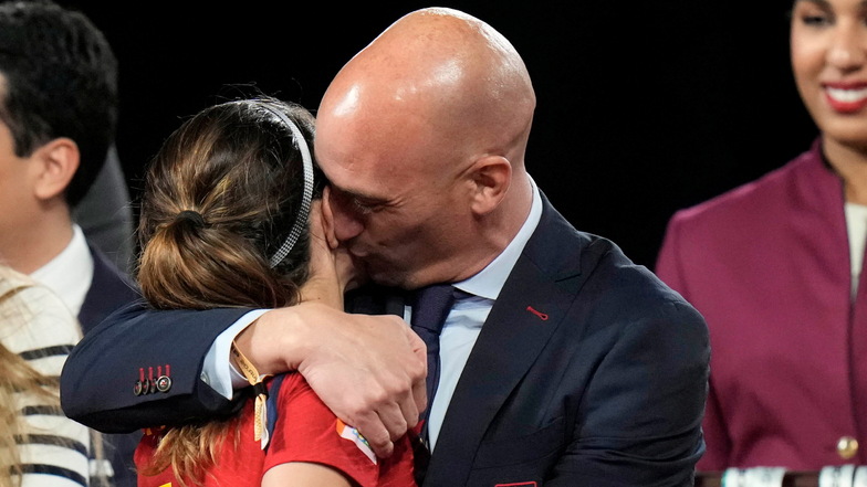 Der Kuss von Luis Rubiales, damals Präsident des spanischen Fußballverbands, auf den Mund von Weltmeisterin Jennifer Hermoso bei der WM-Siegerehrung hat zu zugespitzten Verhältnissen im Verband geführt.
