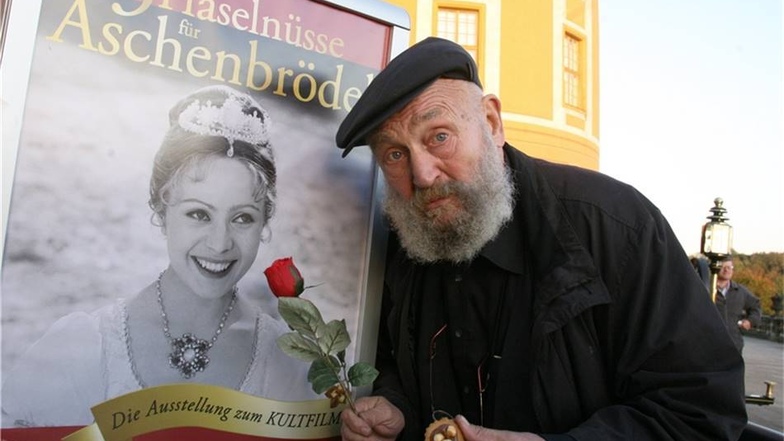 2009: Hoppe posiert vor dem Plakat "3 Haselnüsse für Aschenbrödel" anlässlich der Ausstellungseröffnung zum Kult-Märchenfilm auf Schloss Moritzburg.