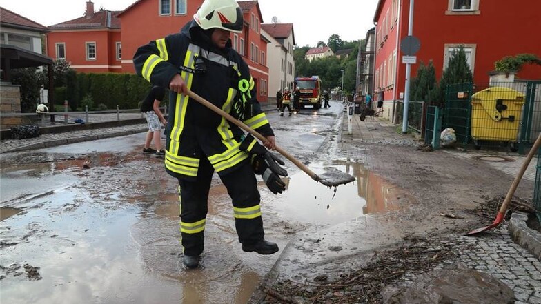 Bei dem kurzen aber heftigen Gewitter am Donnerstag (Himmelfahrt) begrub eine Schlammlawine die Vorwerkstraße in Pirna auf einer Länge von rund 100 Metern unter sich. Feuerwehr und Anwohner versuchten kurz darauf, die gröbsten Schäden zu beseitigen.