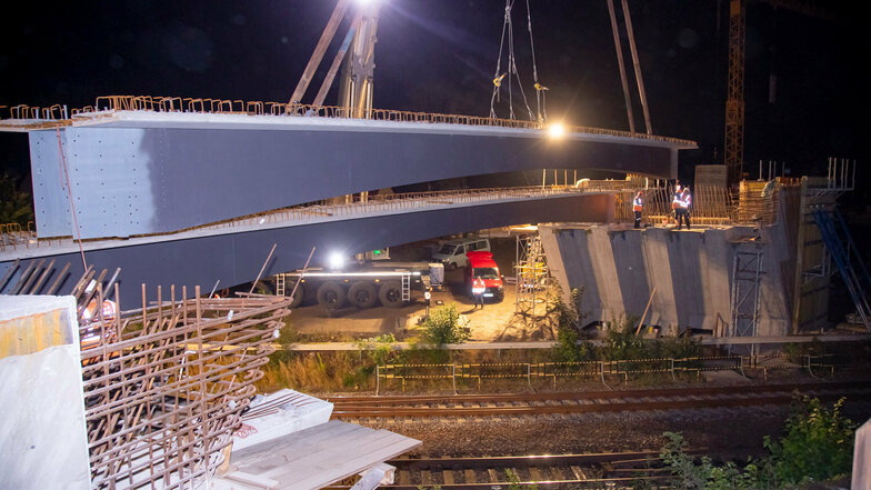 Vier dieser tonnenschweren Betonelemente wurden jetzt in Großharthau für eine neue Brücke montiert. Jedes Teil ist rund 25 Meter lang.