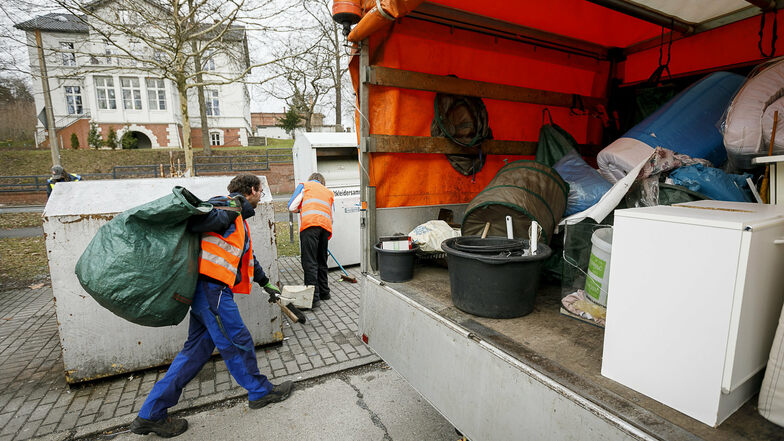 Couch und Kühlschrank: Der Containerplatz an der Dr.-Kahlbaum-Allee in Görlitz ist immer wieder beliebter Platz für illegale Müllentsorgung.