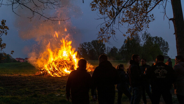 Am 30. April jedes Jahres lodern an vielen Stellen im Landkreis Bautzen Hexenfeuer. Einigerorts gibt es  dazu ein größeres Programm.