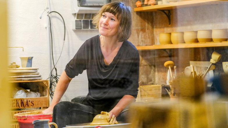 Rebekka Helbig kann beim Töpfern alles um sich herum vergessen. Diese Möglichkeit will sie auch den Besuchern und Besucherinnen in ihrer neuen Keramikwerkstatt in Boxdorf geben.