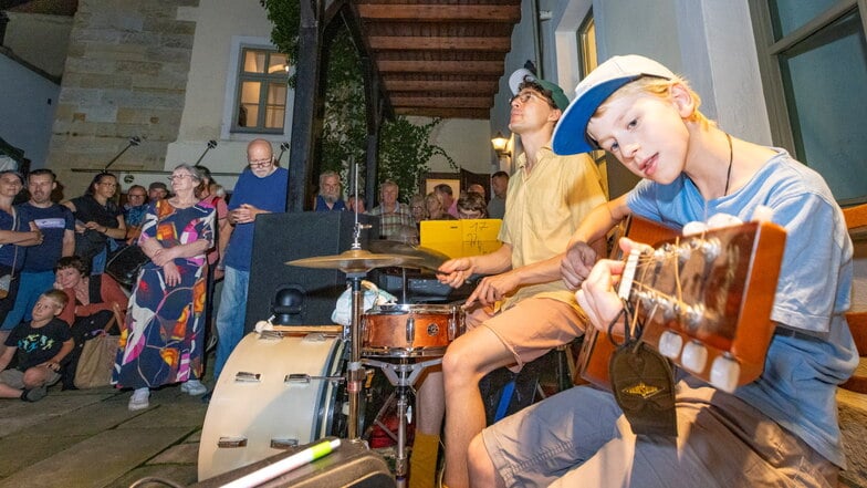 Timon Albrecht (Gitarre), Tilmann Albrecht (Schlagzeug) und Conrad Albrecht am Keyboard spielten Musik für ihre Gäste bei der 21. Pirnaer Hofnacht.