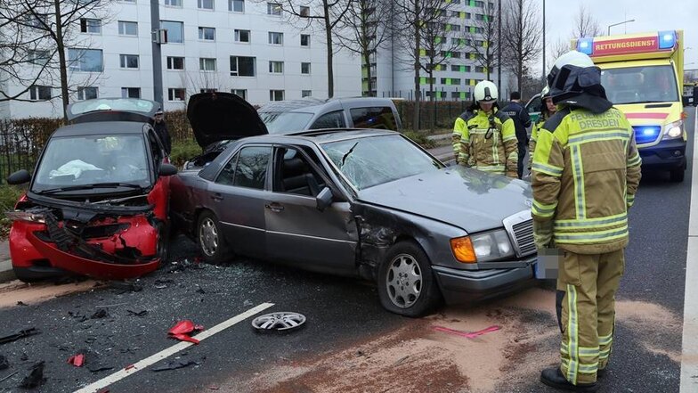 Ebenfalls in den Unfall verwickelt, war ein VW Caddy. Dieser kollidierte direkt im Anschluss an den ersten Unfall mit dem grauen Mercedes. Der Fahrer des VW erlitt keine Verletzungen; nur sein Auto ist schwer beschädigt.