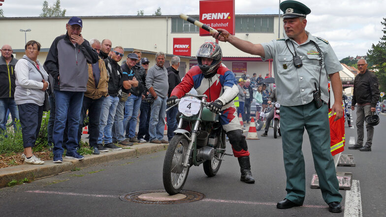 Seit 2006 gehen historische Motorräder und Mopeds am Etzdorfer Berg an den Start. Ein "Volkspolizist" schickt sie auf die Strecke, die zwei Mal gefahren werden muss.