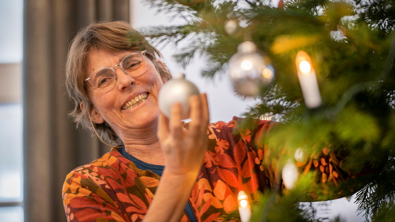 Fraukje de Jong-Sinnema schmückt den Weihnachtsbaum im neuen Schlosscafé. Hier sollen sich am Wochenende die Besucher der Tiefenauer Schlossweihnacht aufwärmen können.