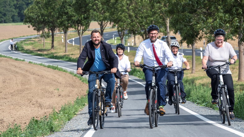 Feierliche Einweihung des Radweges an der S81 bei Lenz mit dem sächsischen Wirtschaftsminister Martin Dulig (Mitte, SPD), der Priestewitzer Bürgermeisterin  Manuela Gajewi und dem CDU-Landtagsabgeordneten Sebastian Fischer.