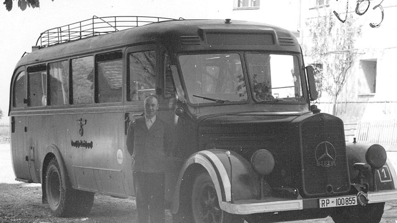 Dieses Bild zeigt einen Bus der Reichspost, der in der Tötungsanstalt Hartheim zum Transport der Opfer eingesetzt wurde. Ähnliche sogenannte graue Busse brachten Menschen während der NS-Zeit auch in die Tötungsanstalt Pirna-Sonnenstein.