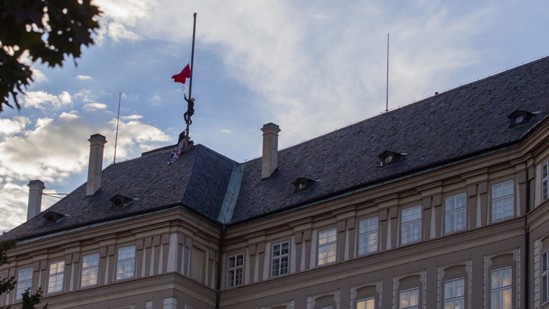 2015 wurde die Original-Fahne vom Dach der Prager Burg durch eine riesige rote Hose ersetzt.