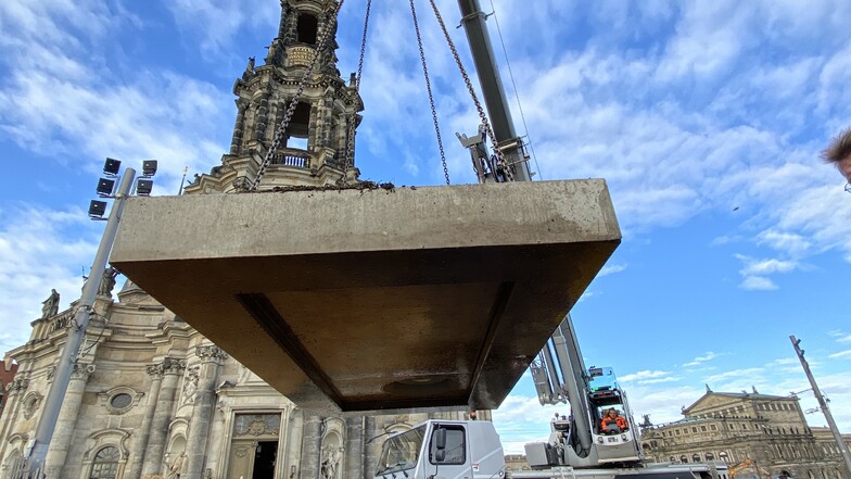 Diese neue Abdeckplatte wurde bereits im Sommer 2021 an der Altstädter Zufahrt der Dresdner Augustusbrücke mit einem Schwerlastkran eingehoben.