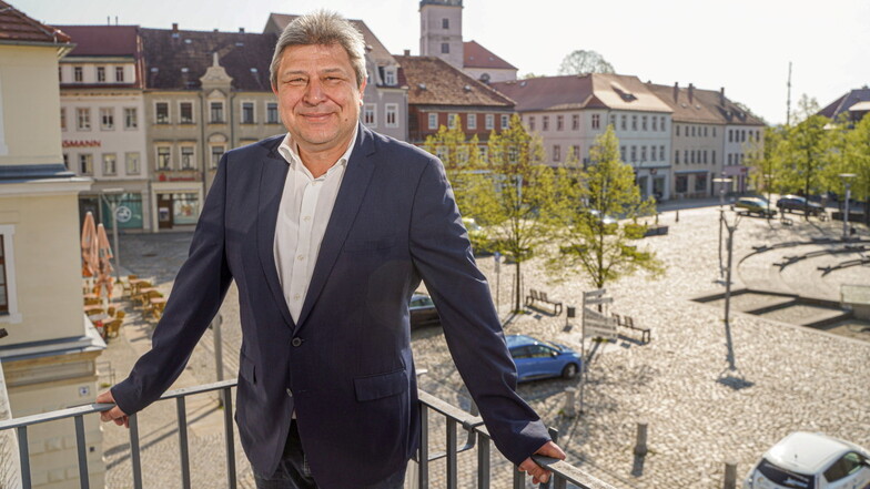 Bischofswerdas Oberbürgermeister Holm Große hat am Sonnabend die Auszeichnung "Kommune des Jahres" in Würzburg entgegen genommen.