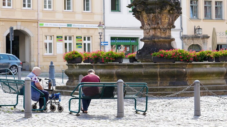 Am Herkulesbrunnen auf der Neustadt in Zittau treffen sich regelmäßig Trinker.