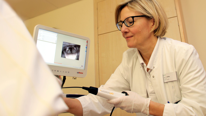 Chefärztin Dr. med. Carolin Höhlig ist hier bei einer Untersuchung des Schluckvorgangs eines Patienten zu sehen.