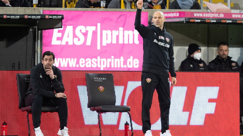 Tritt mit seinen Wechseln häufig und besonders früh in Aktion: Dynamo-Coach Alexander Schmidt an der Seitenlinie.