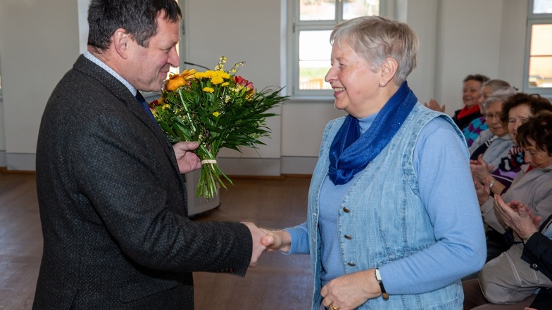 Christian Schmidt-Doll, Geschäftsführer der Kultur- und Tourismusgesellschaft Pirna, überreicht Rosemarie Wille einen Blumenstrauß.