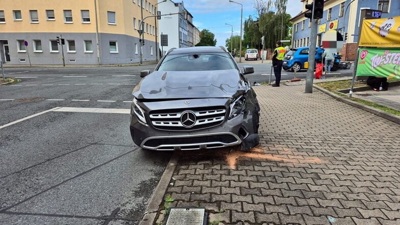Der verunfallte Mercedes an der Kreuzung Klötzerstraße/Friedrich-Engels-Straße