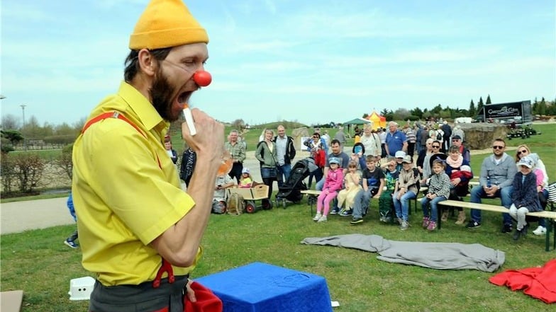 Auch für die kleinsten Besucher war am Sonntag einiges geboten. So sorgte Clown Rafi Rufi mit Zaubertricks und Riesenluftbalone für Kinderunterhaltung.