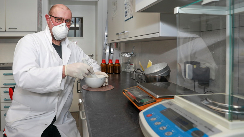Die Marien-Apotheke in Zittau hat mit Markus Nocke einen Mitarbeiter abgestellt, der sich ausschließlich um die Eigenherstellung von Medikamenten kümmert.
