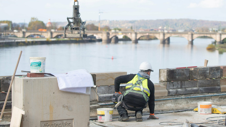 Genauigkeit ist beim Einbau der Brüstungssteine an der Augustusbrücke gefragt.
