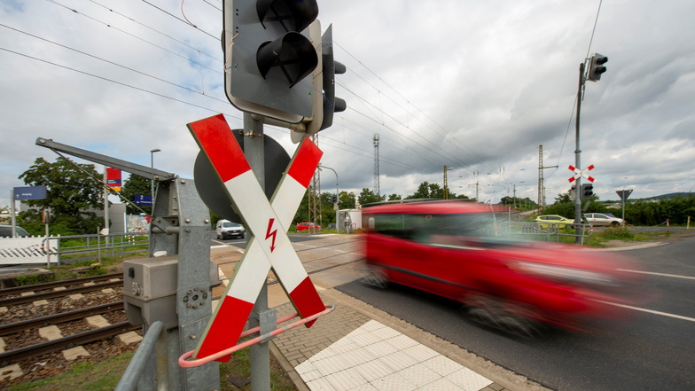 Wegen der Bauarbeiten auf der Bahnstrecke wurden die Schranken am Bahnübergang Kötitzer Straße abgebaut. Diese Freude für Autofahrer wird Ende August unterbrochen und ist im Laufe des September ganz vorbei.