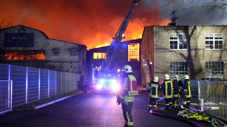 Ein wahres Flammeninferno verursachte der Brand am 16. April vergangenen Jahres auf der Rudolf-Breitscheid-Straße in Heidenau.