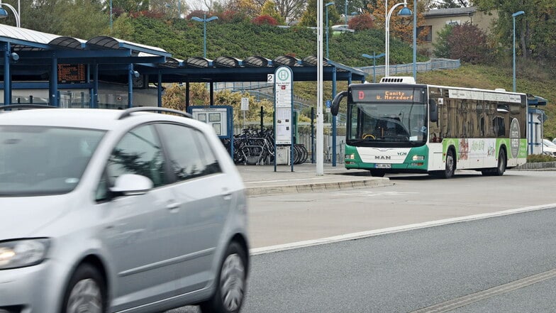 Ein Linienbus am Riesaer Busbahnhof: Ab kommender Woche gibt es auf der Direktverbindung Riesa-Großenhain verschiedene Änderungen.