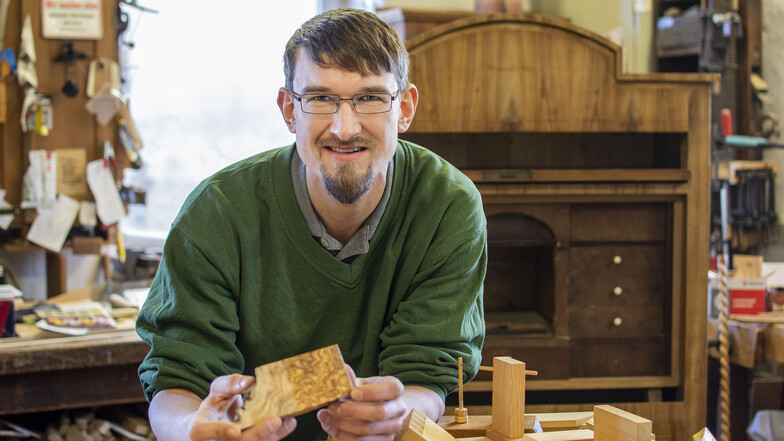 Frieder Eifler präsentiert seine Holzmustersammlung: Als Restaurator hat er sich einen Fundus an exotischen Hölzern aufgebaut.