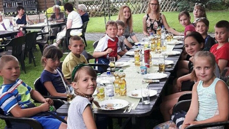 Auch dieses Bild von Matwej (vorn links) und den anderen Ferienkindern aus dem verstrahlten Gebiet in Weißrussland entstand 2017 beim Erholungsbesuch in Seifhennersdorf.