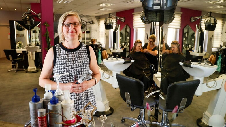 Mandy Kluge ist Friseurmeisterin, seit 2023 leitet sie die PGH Friseurhandwerk Elegant Kamenz. Sie freut sich, mit ihrem Team weiterhin in zwei Salons in der Stadt präsent zu sein.