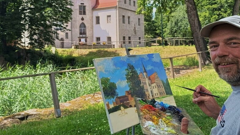 Heimatmaler Steffen Gröbner beim Malen des Wasserschlosses Oberau: Für die 750-Jahr-Feier hat er damit eine Jubiläumspostkarte entworfen.