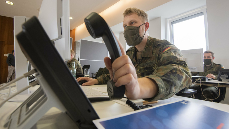 20 Soldaten werden in den nächsten Wochen im Gesundheitsamt Kontaktpersonen und Infizierte anrufen, sowie Quarantänebescheide ausstellen.