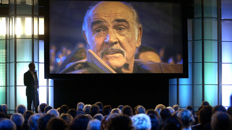 Sean Connery ist bei der Verleihung des Europäischen Filmpreises 2005, wo er den Ehrenpreis der European Film Academy für sein Lebenswerk erhielt, auf einer Leinwand zu sehen.