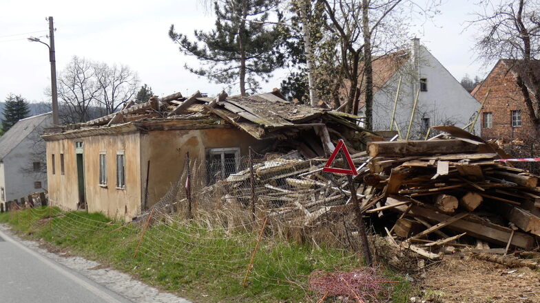 Von dem desolaten Dach dieses Hauses an der Hauptstraße in Kuppritz kann jetzt nichts mehr auf die Straße stürzen.