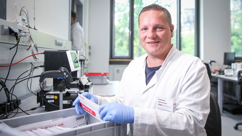 Bertram Saupe analysiert im Life Science Lab Dresden mithilfe eines hochmodernen Gerätes Gewebeproben, die Menschen mit Blutkrebs helfen können.