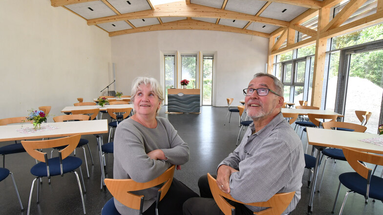 Pfarrerin Brigitte Schleinitz und Pfarrer Michael Schleinitz im neuen Gemeindesaalanbau. Das Gebäude soll Ende Juli fertig sein.