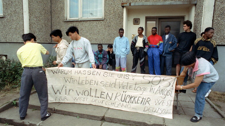 Bewohner eines Hauses für Vertragsarbeiter machten im September 1991 mit einem Plakat auf ihre Lage aufmerksam.