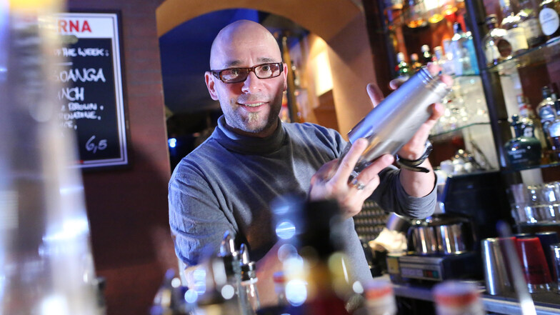 Frank Ulbricht betrieb jahrelang die nach ihm benannte Bar auf der Alaunstraße. So viel Freude wie hier 2013 empfand er zuletzt aber nicht mehr dabei.