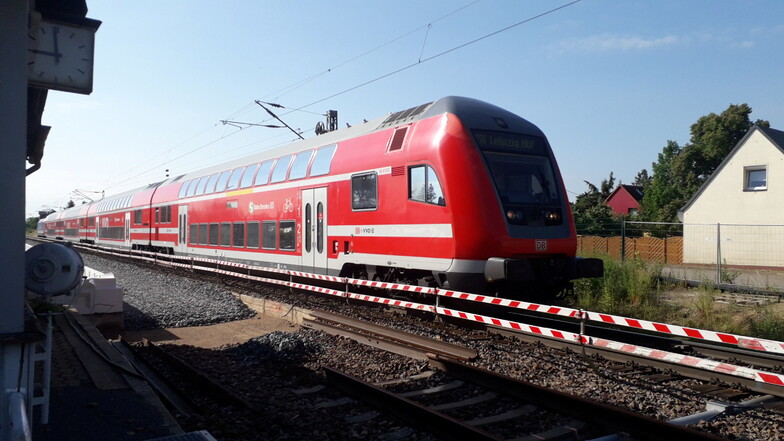 Der Regionalexpress RE 50 passiert den Haltepunkt in Glaubitz.