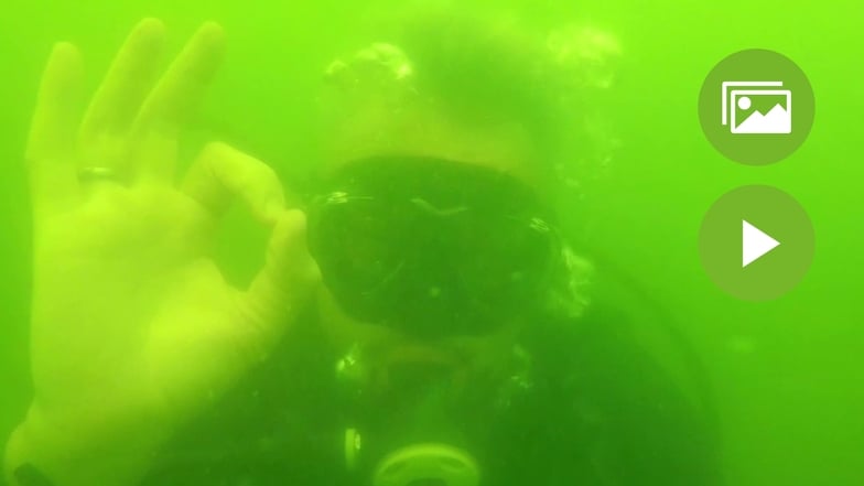 Alles okay! Reporter Jörg Stock bei seinem ersten Tauchgang im Freiwasser. Ein Profi nimmt ihn mit in die trüben Tiefen der Talsperre Malter.