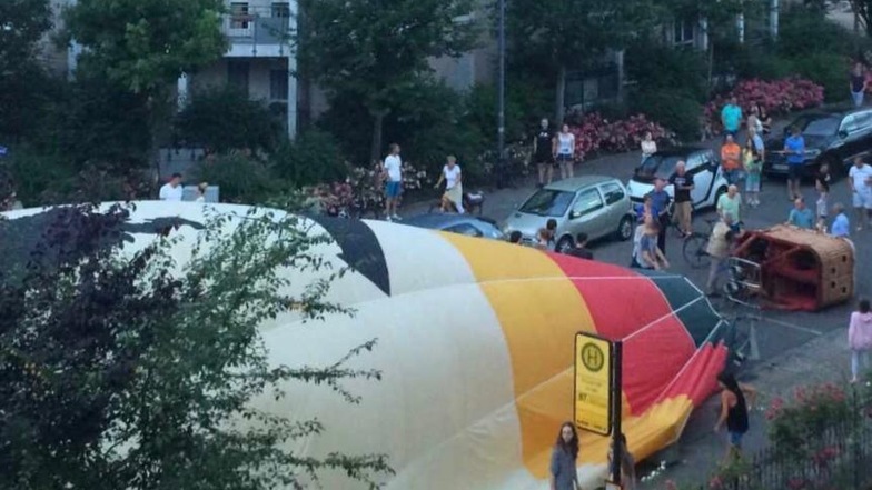 Der Heißluftballon landete an der Ecke Kipsdorfer Straße/Ludwig-Hartmann-Straße.