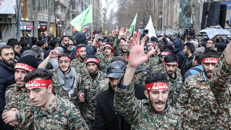 Mitglieder der iranischen paramilitärischen Basij-Miliz nehmen an einem Trauerzug für den ranghohen iranischen Generals Soleimani am Felestin Platz teil.