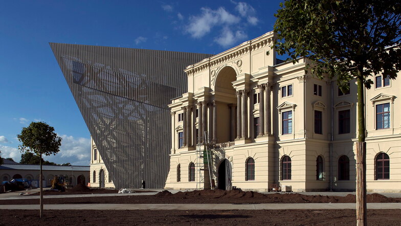 Für das Militärhistorische Museum in Dresden entwarf Daniel Libeskind einen Keil, der aus dem historischen Arsenal in der Albertstadt auf das Dresdner Ostragehege weist.