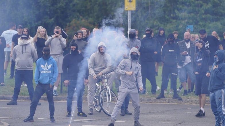 Die britische Regierung will den gewalttätigen Ausschreitungen durch Rechtsextremisten im Land mit harter Hand begegnen.