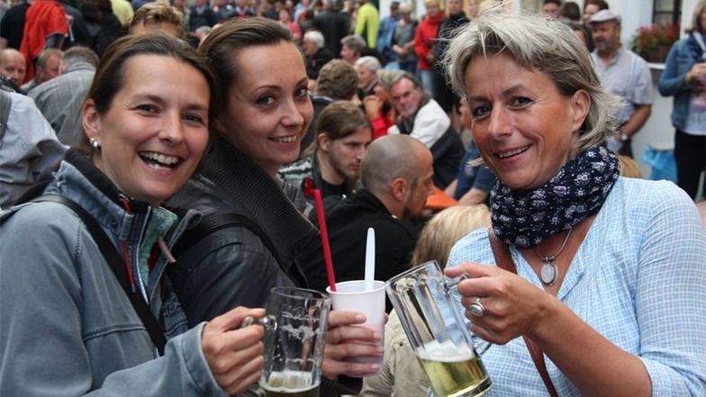 Party in der Altstadt Auf der Niedere Burgstraße vergnügten sich Susann Winterling (40) aus Pirna, Elvira Karbe (36) aus Heidenau und Steffi Wolf (51) aus Pirna.