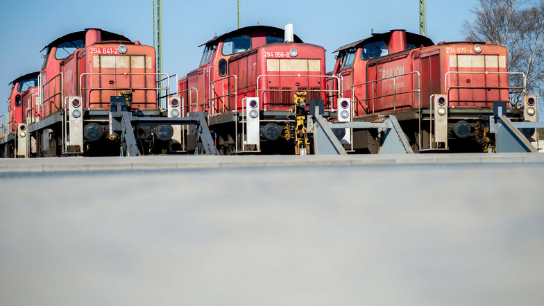 Rangierlokomotiven von DB Cargo stehen auf Abstellgleisen im Bremer Hafengebiet. Die Deutsche-Bahn-Tochter DB Cargo kauft bei Siemens in den kommenden Jahren Hunderte neue Loks.
