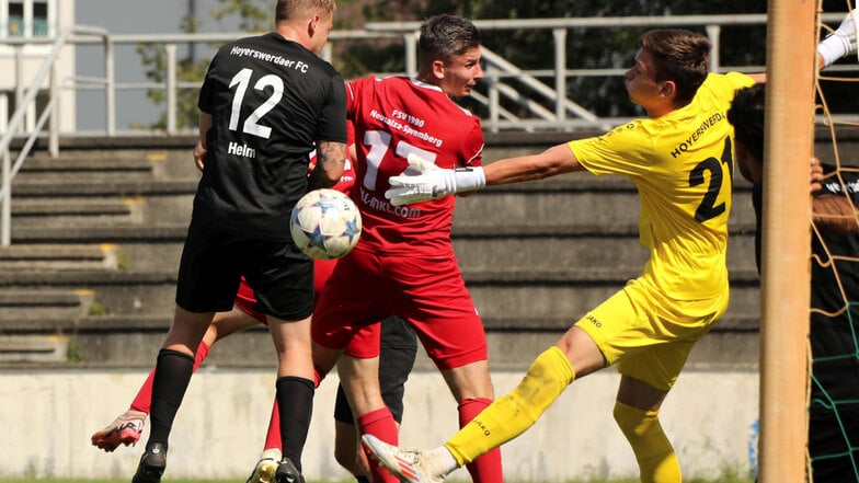 Der Hoyerswerdaer Keeper Laurentin Rossow hatte nicht nur in dieser Spielszene alle Hände voll zu tun. Letztlich zappelte der Ball drei Mal im Tornetz.