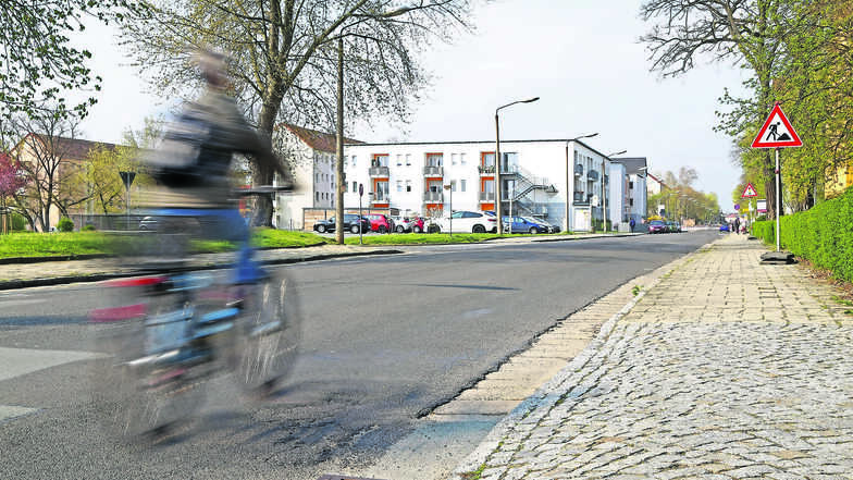 An der Alleestraße fehlt derzeit ein Schutzstreifen für Radfahrer, wie es ihn etwa an der Langen Straße schon gibt. Das neue Radverkehrskonzept empfiehlt, das in den nächsten zwei bis fünf Jahren zu ändern.
