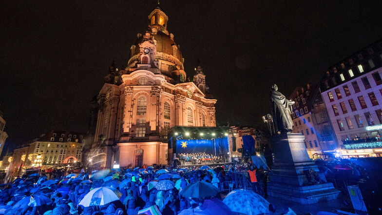 Ein Meer aus Regenschirmen versammelte sich zur Christvesper vor der Frauenkirche in Dresden.